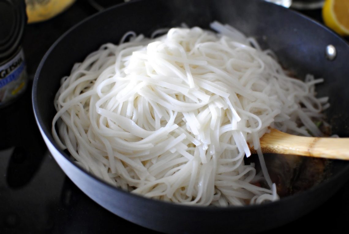 Рецепт домашней рисовой лапши. Рисовая лапша. Китайская рисовая лапша. Рисовая вермишель. Лапша из рисовой муки.