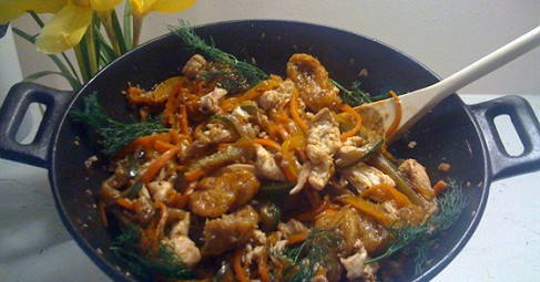 Отварная курица с соусом из овощей и клецками, жареными в китайской смеси пяти пряностей
