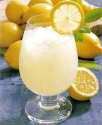 Лимонный сок с минеральной водой