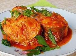 Рыба, запеченная в томатном соусе