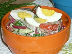Салат из овощей с яйцом