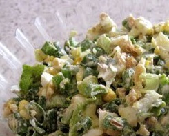 Салат из зеленого лука с орехами