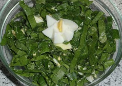 Салат зеленый с маслинами