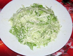 Зеленый салат со стеблями чеснока и лука