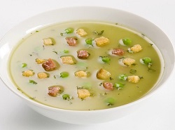 Гороховый суп с беконом и сухариками