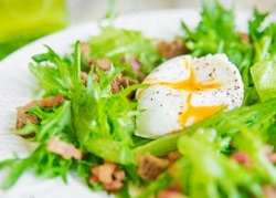 Салат из фрисе, яиц и бекона