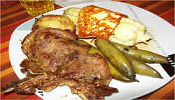 Плато пасено — блюдо из куска мяса, початка кукурузы, фасоли и картофеля