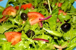 Салат со шпинатом и маслинами