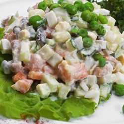 Салат из овощей с ветчиной, йогуртом и анчоусами