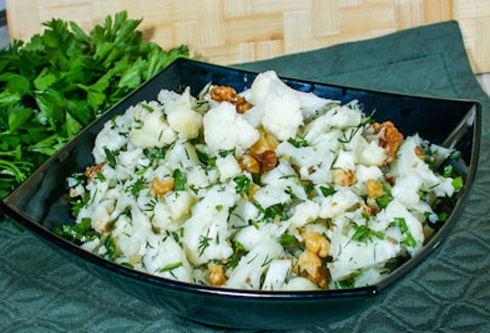 Легкий салат из цветной капусты с петрушкой по‑гречески