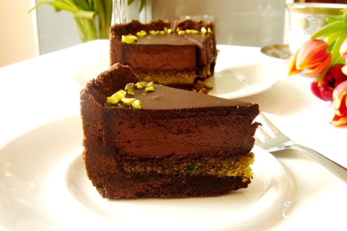 Шоколадный торт с фисташками и оливковым маслом