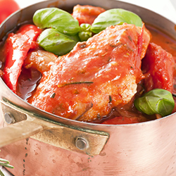 Курица с каперсами, анчоусами, чесноком и оливками в томатном соусе
