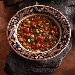 Овощной суп с чечевицей, грибами и беконом