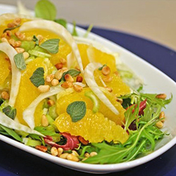 Салат из фенхеля и цитрусовых с кедровыми орешками
