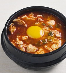 сундубу-чигэ - суп из сои с желтком яйца и моллюсками