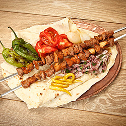 кебаб (кусочки мяса, обжариваемые на вертеле или шампурах)