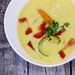 Кокосовый суп кадан-нигук с карри и овощами