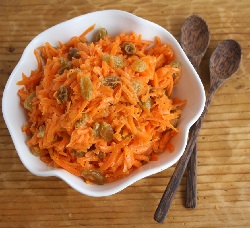 салат из моркови и изюма