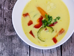 кокосовый суп кадан-нигук с карри и овощами