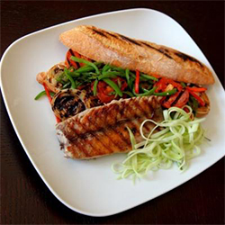 Сэндвич с макрелевым тунцом и овощами, обжаренными на гриле