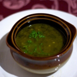 Суп калалу - густая смесь из тушеных овощей, окры, мяса, морепродуктов, зелени и специй
