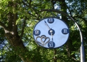 Часы для влюбленных на Аллее любви в Нескучном саду