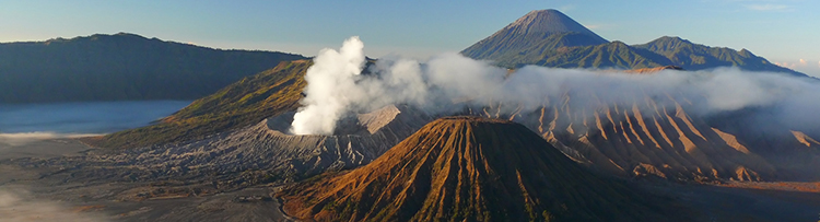 Вулканы_острова_Ява,_Индонезия.jpg