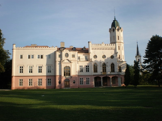 Замок в Иванке при Дунае